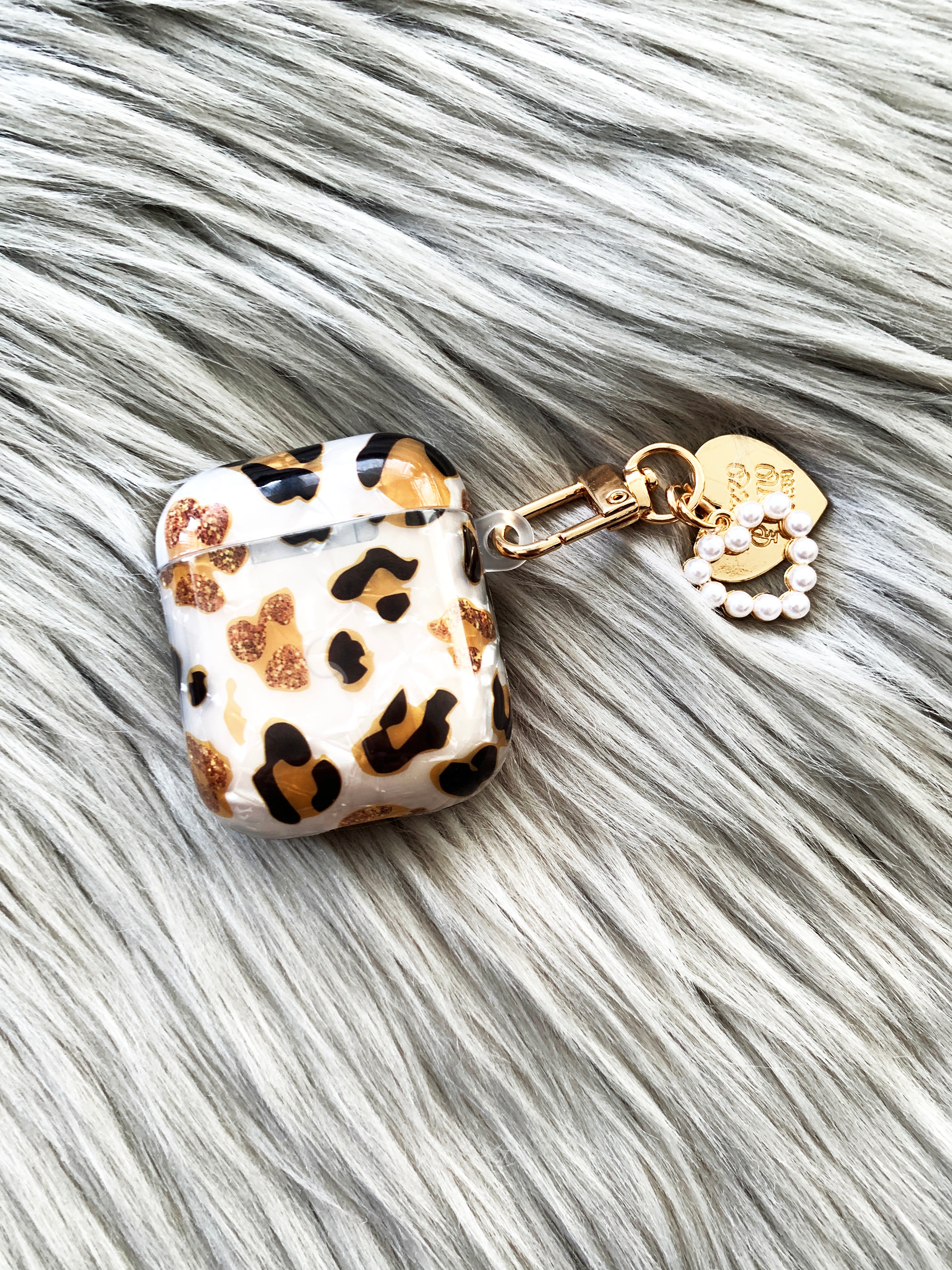 Back side of the Leopard Pearl AirPods Case with Pearl Heart Keychain - KokoLoveCo - Wireless Charging MagSafe Compatible AirPods Case